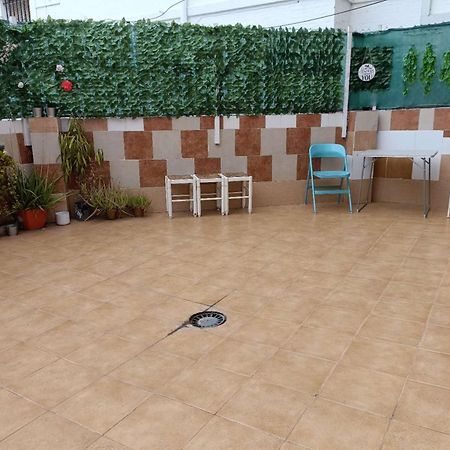 8 Mins Walk To Train Station Low Cost Youth Hostel Севилья Экстерьер фото