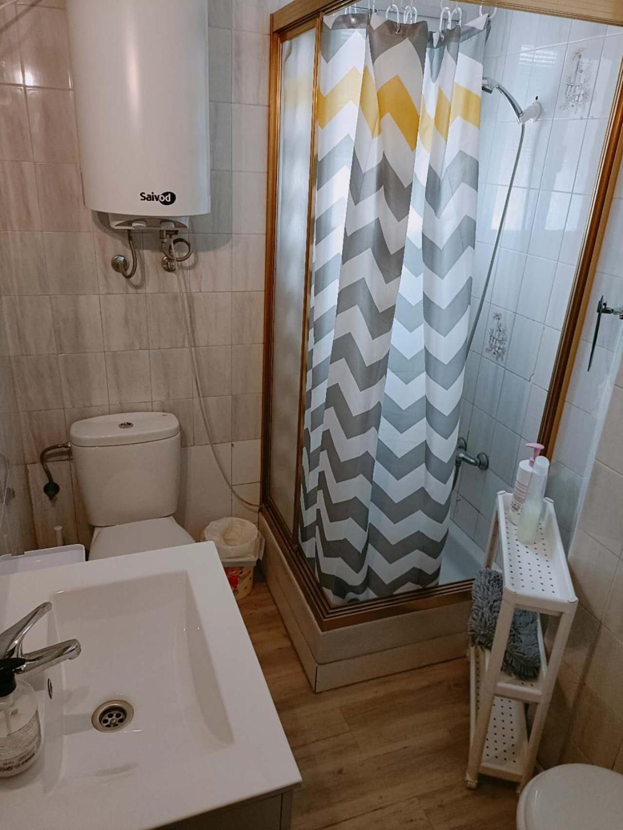 8 Mins Walk To Train Station Low Cost Youth Hostel Севилья Экстерьер фото