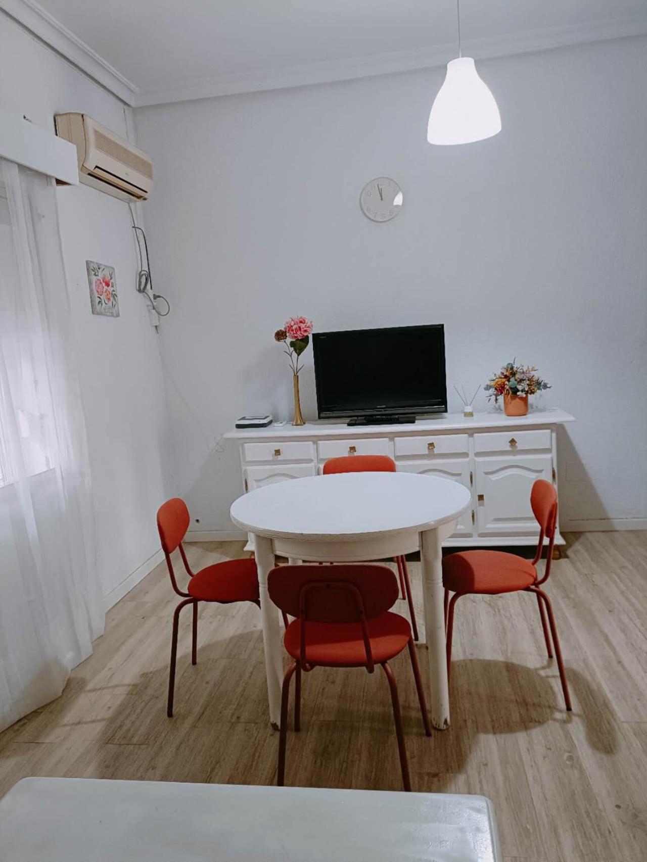 8 Mins Walk To Train Station Low Cost Youth Hostel Севилья Экстерьер фото