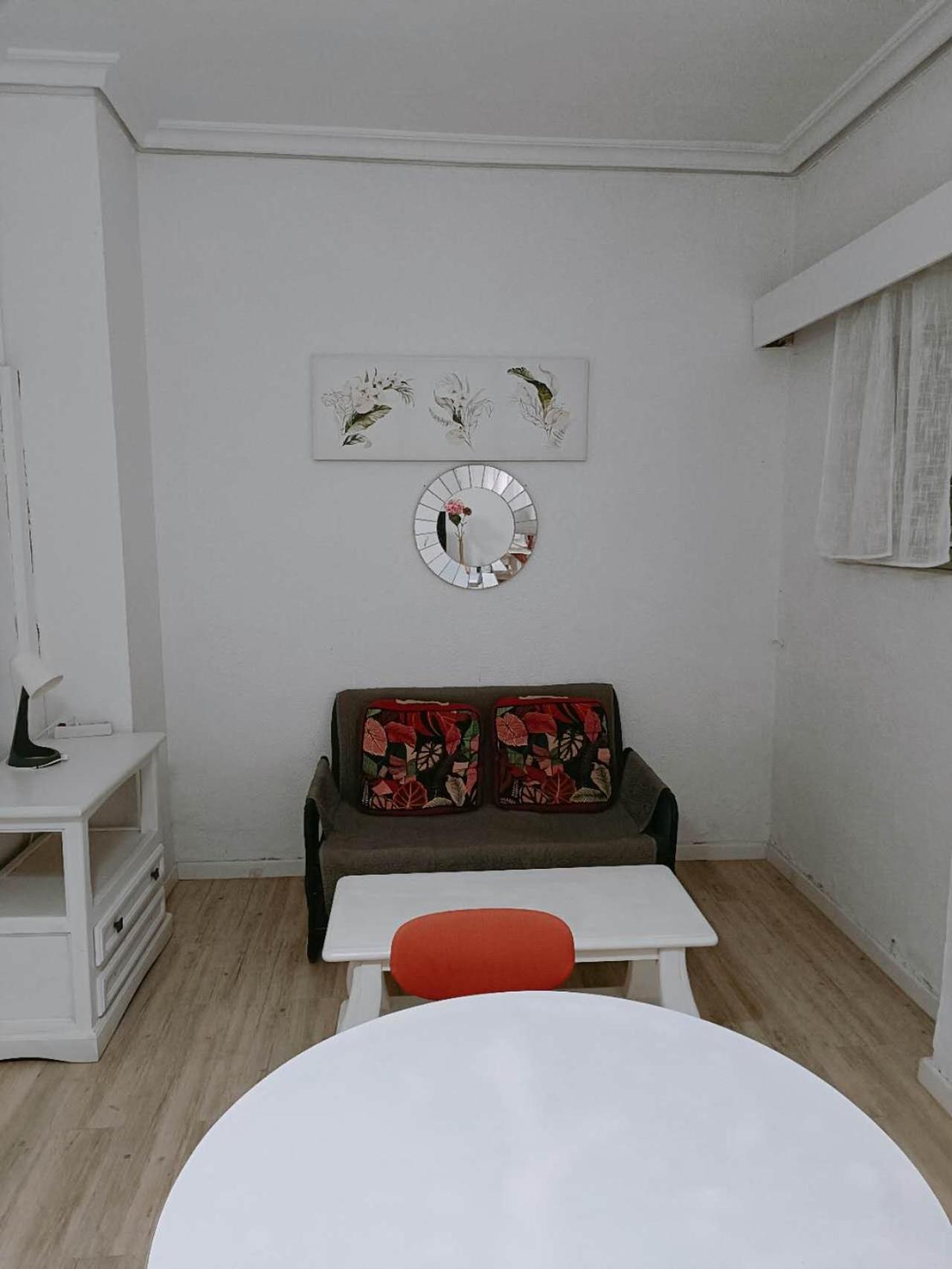8 Mins Walk To Train Station Low Cost Youth Hostel Севилья Экстерьер фото