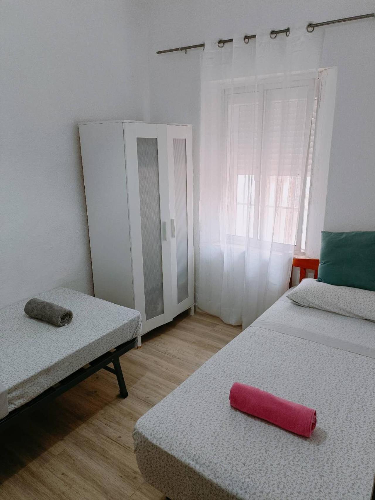 8 Mins Walk To Train Station Low Cost Youth Hostel Севилья Экстерьер фото