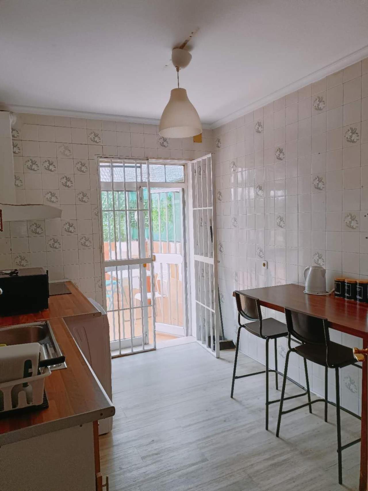 8 Mins Walk To Train Station Low Cost Youth Hostel Севилья Экстерьер фото